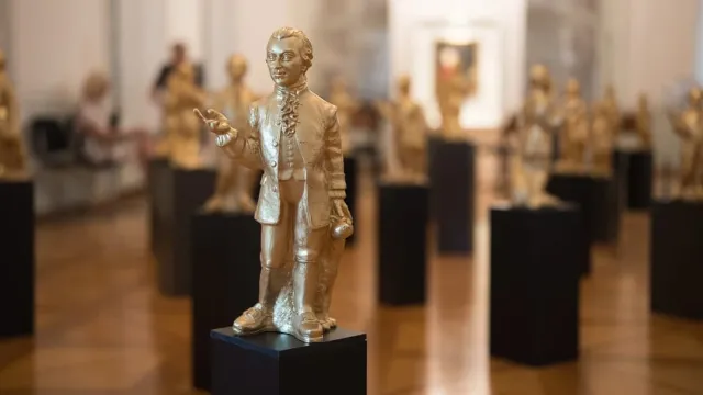 Over 200 gold Mozart statues stolen in “organized theft” all over city in a month