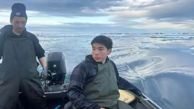 15-year-old stranded alone at sea survives for 62 hours while holding onto bodies of his family