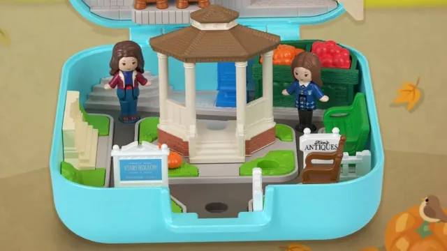 Nothing feels more perfect for the fall season than Mattel's new official Gilmore Girls Polly Pocket compact