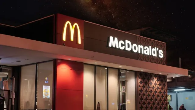 McDonald’s tests putting ads on menu screens while customers wait for food