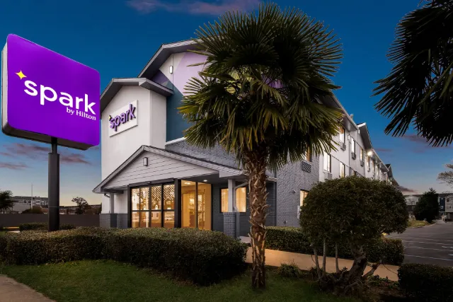 I Just Found Out About a Budget-Friendly Hotel Backed by Hilton That More People Should Know About for the 2026 Holiday Season