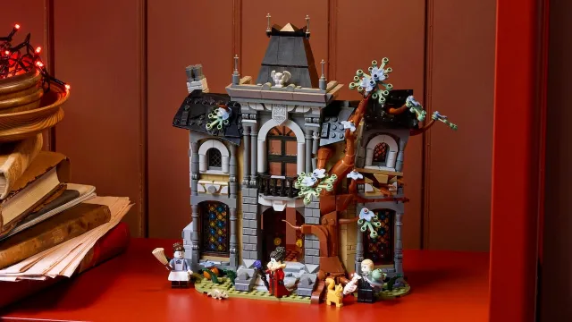 We Build LEGO Mayor Manor: A Spooky, Not-So-Scary Halloween Build