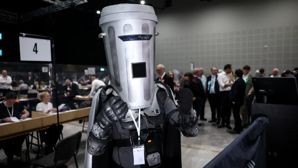 Shenmue Fans Get Count Binface — a Man Dressed as a Trash Can Who's Going Up Against Nigel Farage in a UK Election — to Call on Sega to Make Shenmue 4