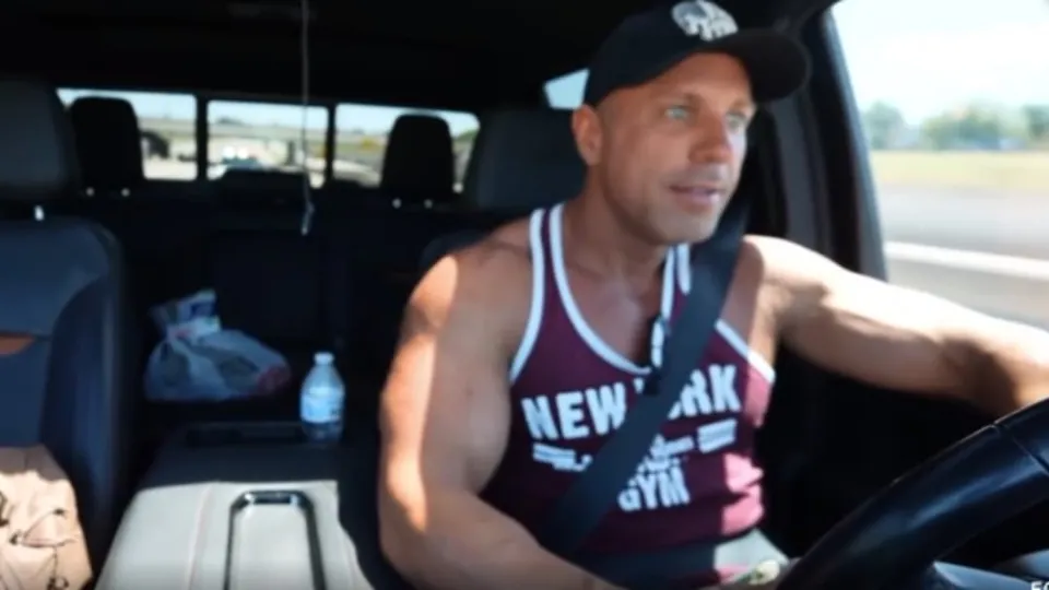 Twitch streamer reading chat while driving takes 60 seconds to spot cops pulling him over