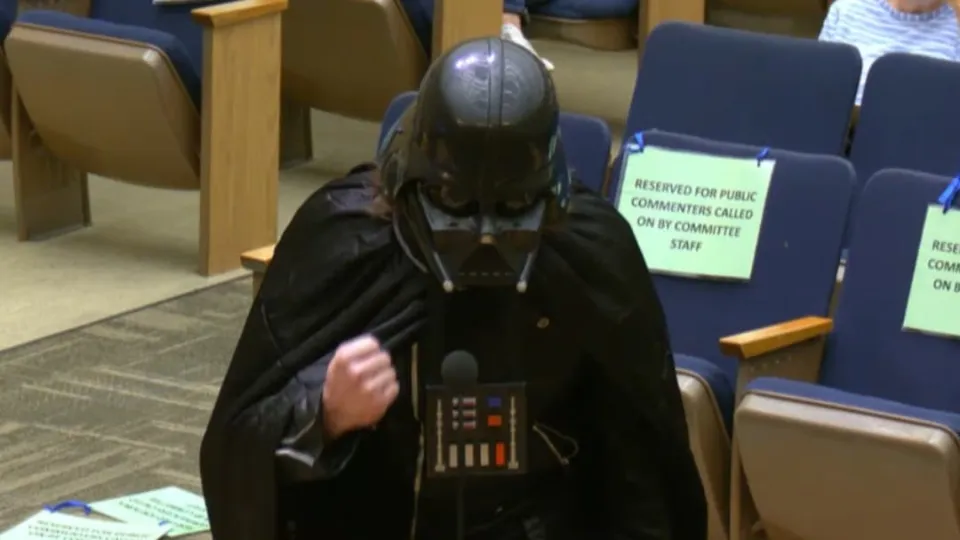 Darth Vader cosplayer mocks Flock cameras at council hearing for ‘spying on rebel scum’