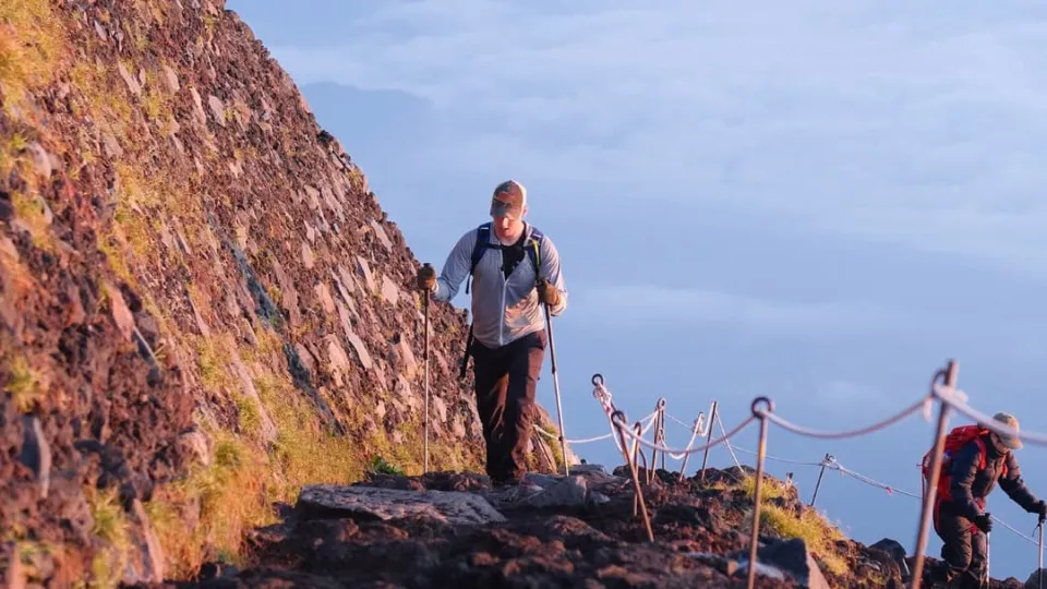 Man apologizes after leaving 7-year-old son alone on Mount Fuji to continue climbing