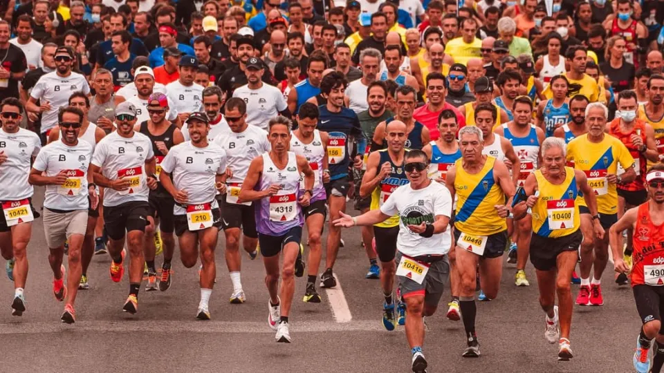 Marathon organizers admit bizarre error after wrong stadium appears on medal
