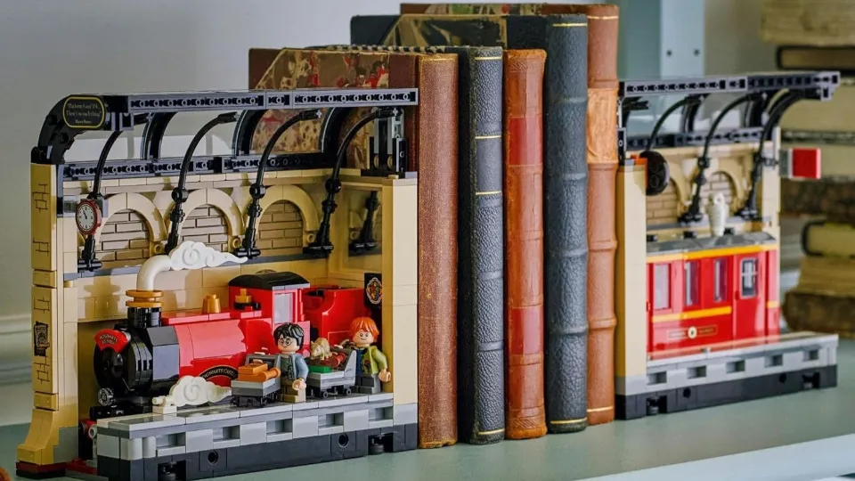 LEGO Is Officially Retiring the First Harry Potter Book Nook