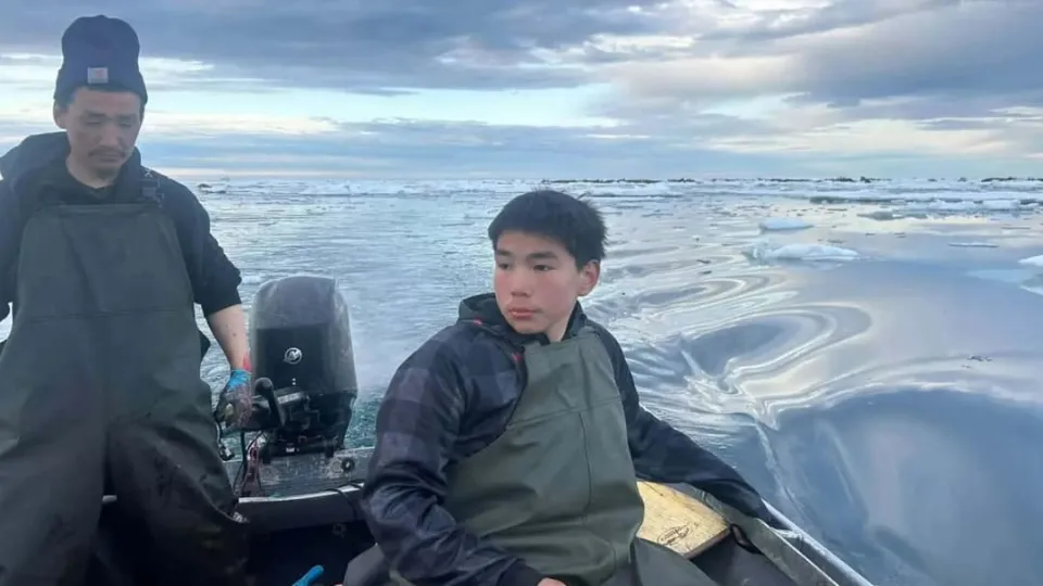15-year-old stranded alone at sea survives for 62 hours while holding onto bodies of his family