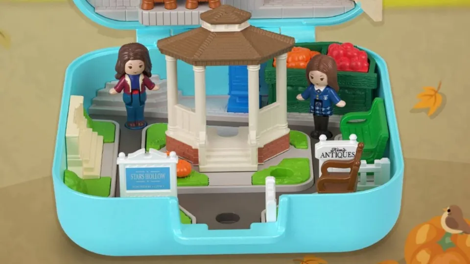 Nothing feels more perfect for the fall season than Mattel's new official Gilmore Girls Polly Pocket compact